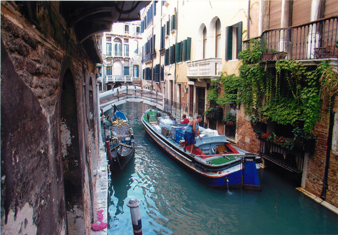 ベネチア運河とゴンドラ